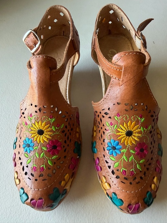 calzado Venus Shoes - Handcrafted Brown Leather Platform Sandals with Floral Embroidery size 8